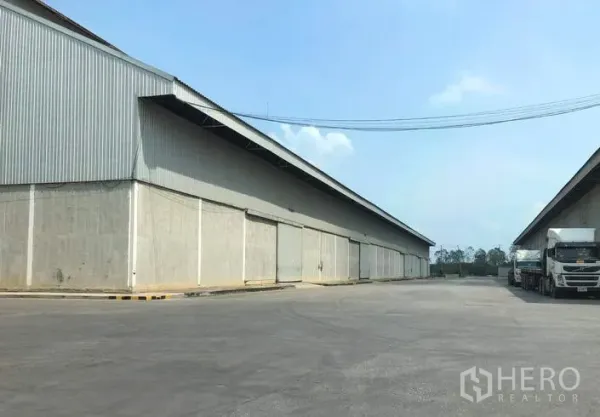 货栈 出租在Phra Nakhon Si Ayutthaya - 宽阔车道与大型钢筋混凝土仓库，设多扇滑动装卸门，便于卡车进出