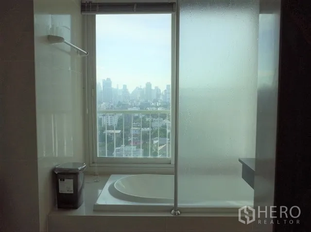 คอนโด ขายในWatthana, Bangkok - ห้องน้ำมีอ่างอาบน้ำและตู้ชาวเวอร์ มองเห็นวิวสกายไลน์กรุงเทพฯ