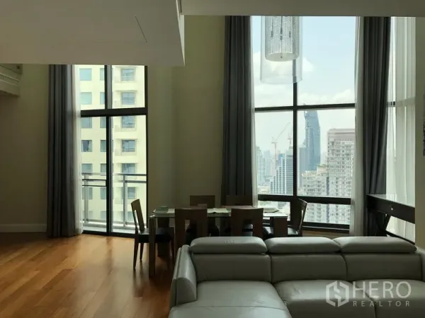 คอนโด ให้เช่าหรือขายในKhlong Toei, Bangkok - มุมรับประทานอาหารติดหน้าต่างสูงจรดเพดานและระเบียง มองเห็นวิวสกายไลน์กรุงเทพฯ