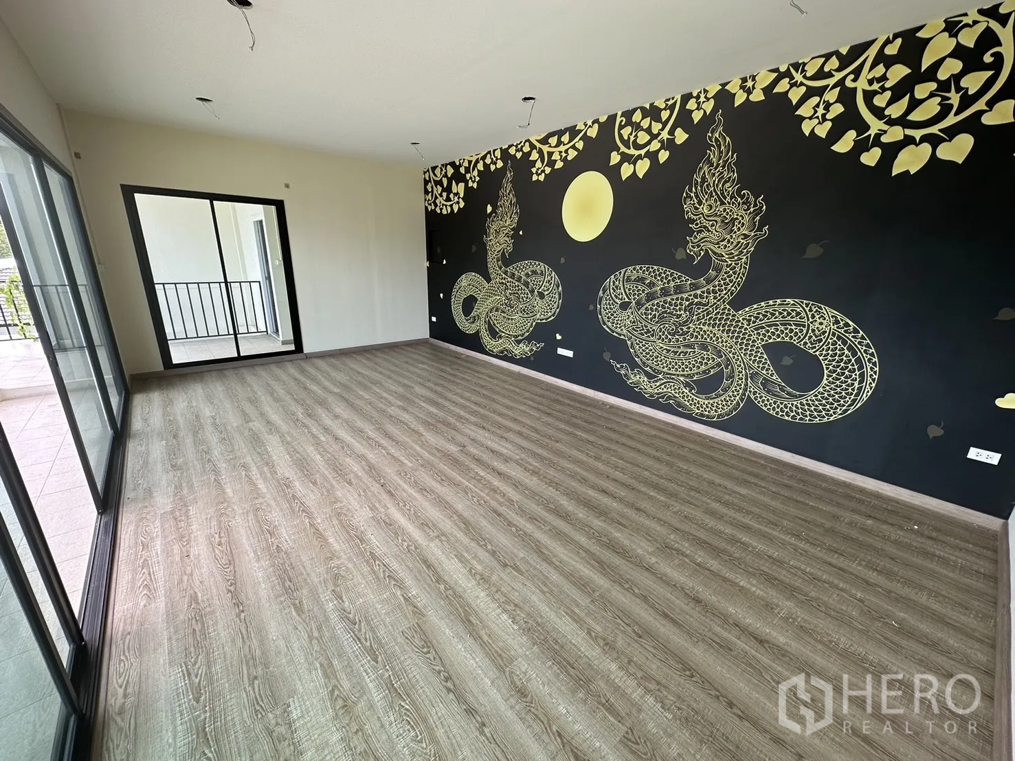 货栈 出租在Suan Luang, Bangkok - 办公室内墙绘泰式金色纳迦图案，通阳台玻璃门。