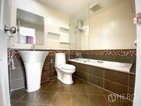 คอนโด ให้เช่าในKhlong Toei, Bangkok - ห้องน้ำพร้อมอ่างล้างหน้าแบบแท่น โถสุขภัณฑ์ อ่างอาบน้ำกั้นกระจก และโมเสกคาดผนัง