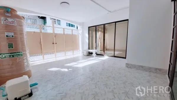 ทาวน์เฮาส์ ขาย - พื้นที่ชั้นล่างสว่าง พื้นกระเบื้อง ประตูกระจกบานเลื่อน และแทงค์น้ำในทาวน์เฮาส์บางจาก