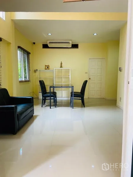 บ้าน ให้เช่าในWatthana, Bangkok - ห้องนั่งเล่นสว่าง โซฟา ชุดทานอาหารเล็ก พื้นเงา และเครื่องปรับอากาศ