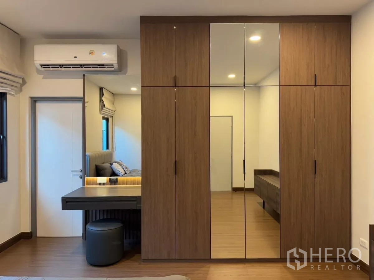 Detached House for rent in Bang Phli, Samut Prakan - Bedroom with mirrored wardrobes, dressing table and air conditioning
