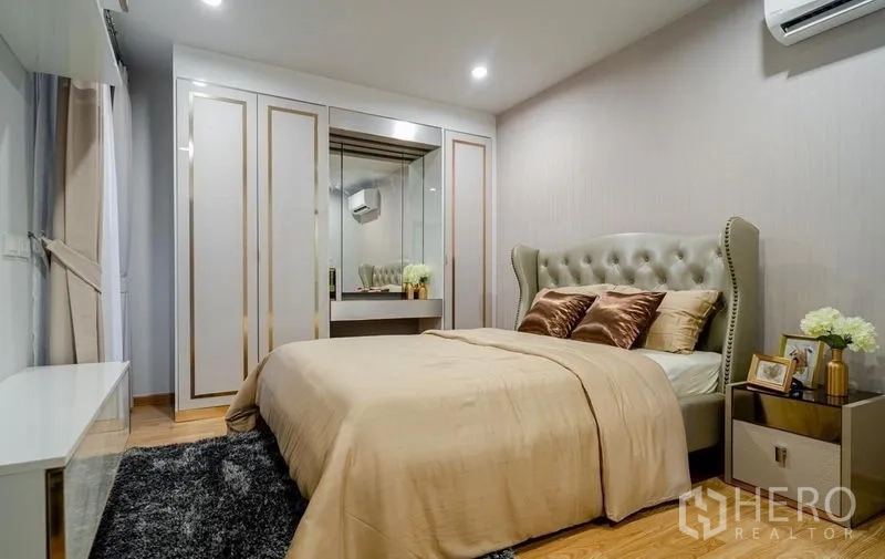 บ้าน ขายในLam Luk Ka, Pathum Thani - ห้องนอนรองพร้อมหัวเตียงบุผ้าและตู้เสื้อผ้า