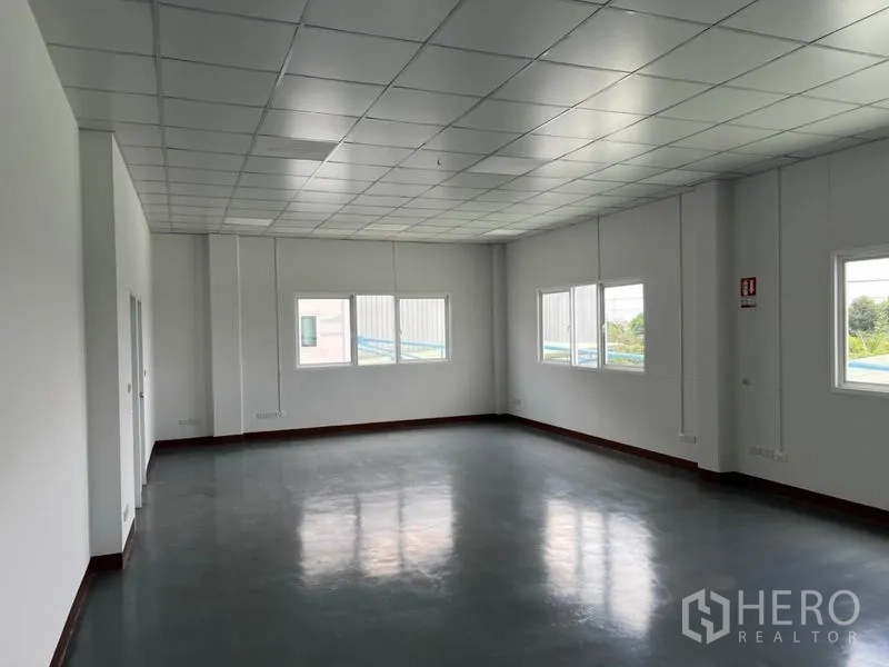 Warehouse for rent in Lat Krabang, Bangkok - Bright office room with drop ceiling, windows and durable epoxy floor