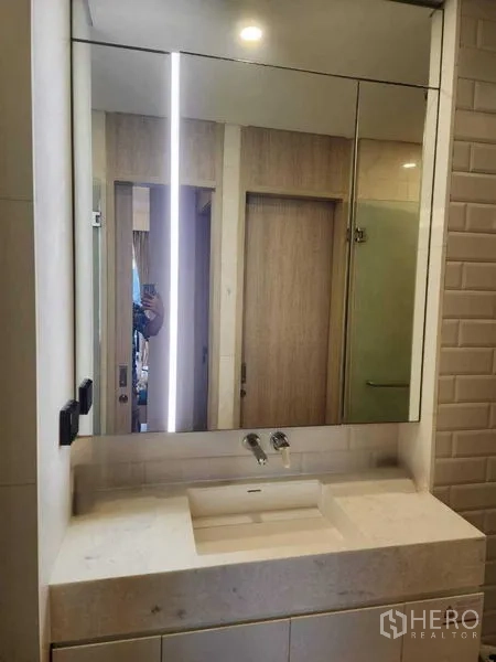 คอนโด ให้เช่าในKhlong Toei, Bangkok - อ่างล้างหน้าและตู้กระจกในห้องน้ำดีไซน์เรียบหรู