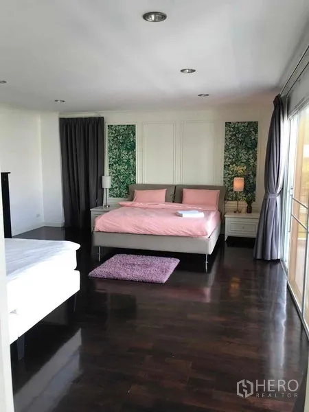 บ้าน ขายในWang Thonglang, Bangkok - ห้องนอนเตียงสีชมพู พื้นไม้เข้ม ประตูกระจกบานใหญ่