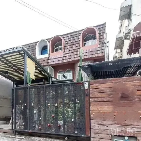 สำนักงานที่บ้าน ให้เช่าในBang Rak, Bangkok - มุมมองถนนของโฮมออฟฟิศสไตล์ทาวน์เฮ้าส์ รั้วเหล็ก และหน้าต่างโค้งชั้นบน