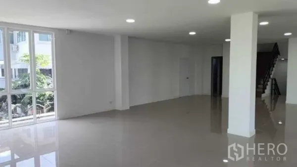 สำนักงานที่บ้าน ขายในHuai Khwang, Bangkok - พื้นที่ทำงานชั้นล่างกว้างขวาง มีหน้าต่างบานใหญ่ เสากลาง และบันไดขึ้นชั้นบน