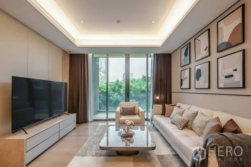 คอนโด ขายในPathum Wan, Bangkok - ห้องนั่งเล่นเปิดสู่ระเบียง มองเห็นพื้นที่สีเขียวและวิวเมือง.