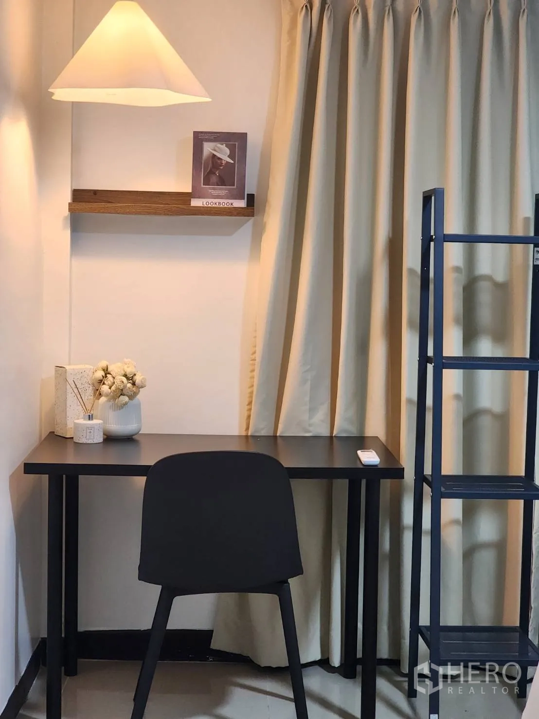 บ้านเดี่ยว for rent in Huai Khwang, Bangkok - ภาพใกล้มุมโต๊ะทำงาน มีชั้นวาง โคมไฟแขวน และของตกแต่ง