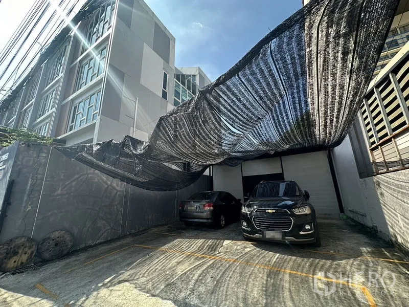 สำนักงานที่บ้าน ให้เช่าในPhra Khanong, Bangkok - ลานจอดรถกลางแจ้งมีผ้าใบพรางแสงและรถจอด