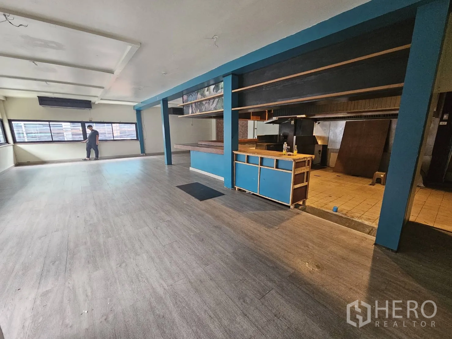 พื้นที่ขายปลีก ให้เช่าในWatthana, Bangkok - พื้นที่เปิดโล่งพร้อมเคาน์เตอร์บริการและครัวใกล้หน้าต่างแนวยาว