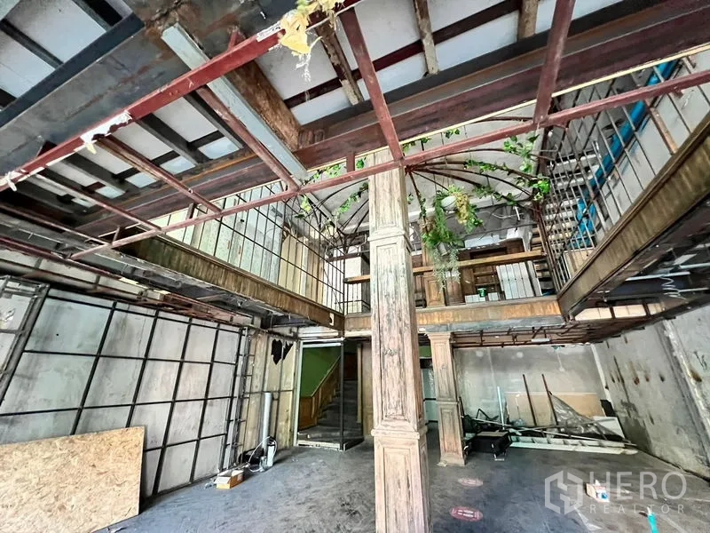 อาคารพาณิชย์ ให้เช่าในWatthana, Bangkok - โถงกว้างสภาพดิบ โชว์คานเหล็ก โครงเมซานีน และประตูไม้บานใหญ่.