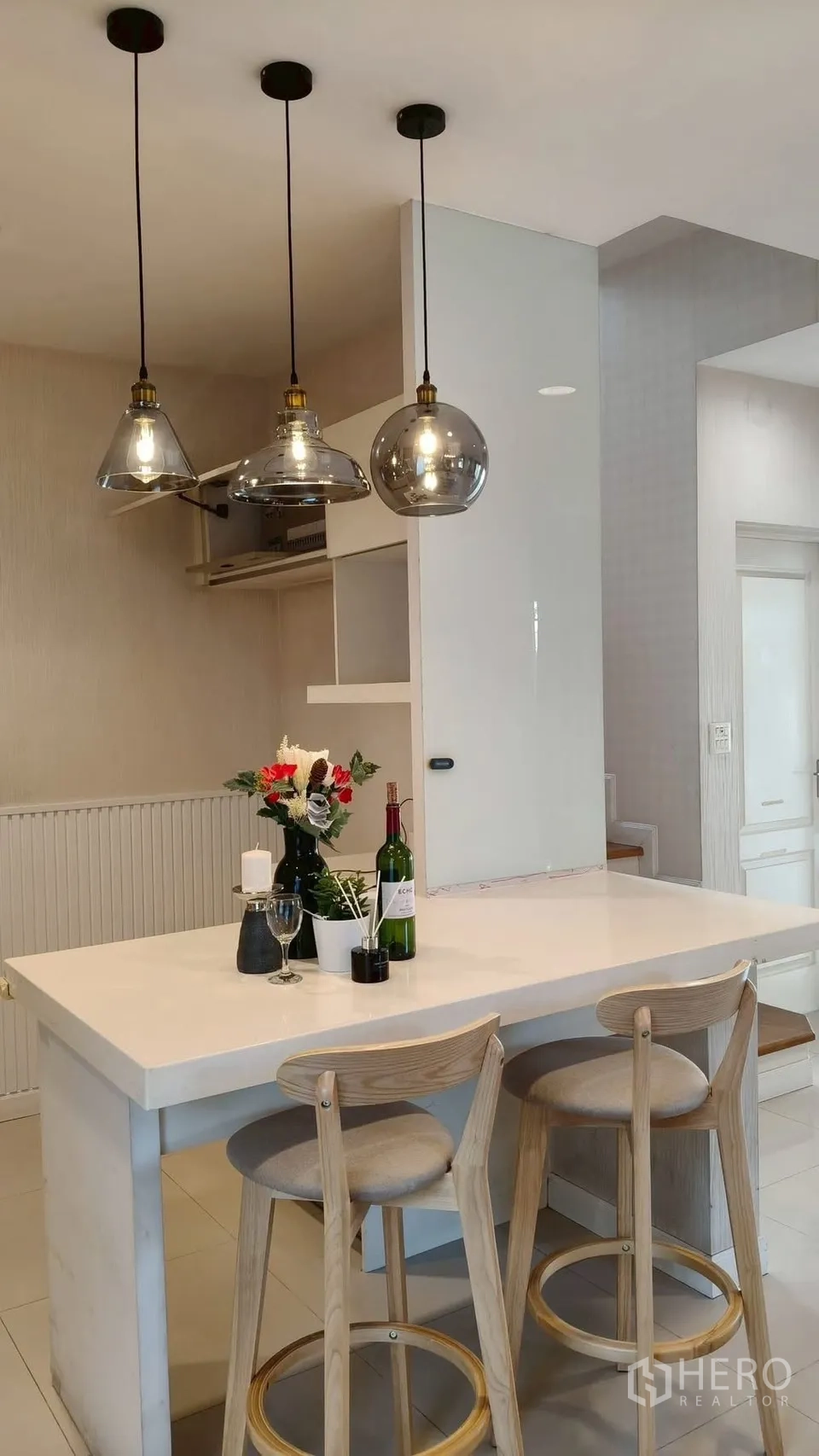 บ้าน ให้เช่าหรือขายในMueang Samut Prakan, Samut Prakan - ครัวไอส์แลนด์ท็อปสีขาว พร้อมโคมไฟแขวนและสตูลบาร์ จัดแต่งด้วยแจกันดอกไม้