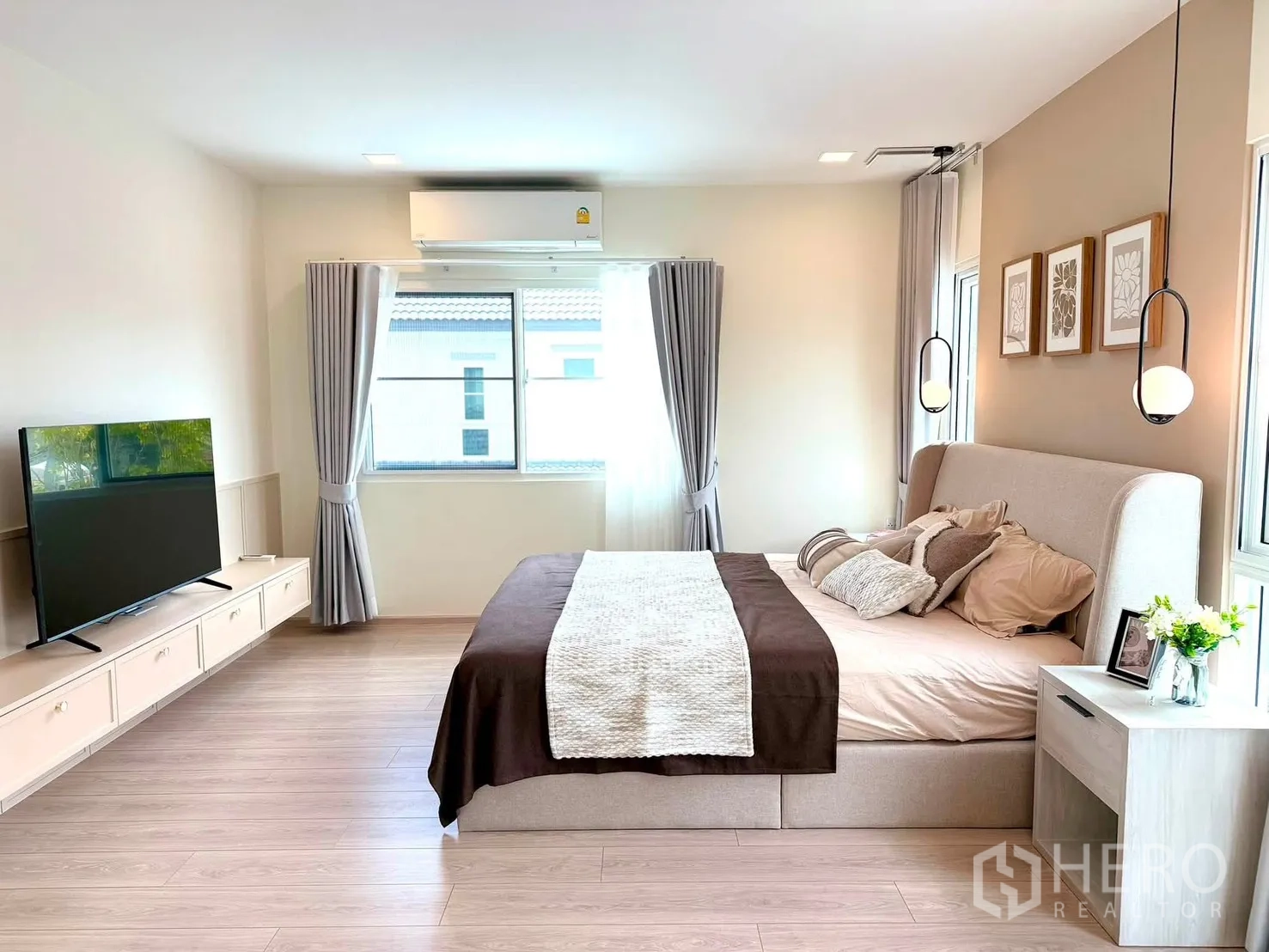 独栋房屋 for rent in Bang Phli, Samut Prakan - 宽敞主卧，双人床、电视柜、空调与大窗户。