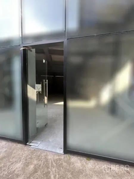 พื้นที่ขายปลีก ให้เช่า - หน้าร้านกระจกฝ้าพร้อมประตูกระจกบานเปิด ของพื้นที่ค้าปลีกที่หันหน้าออกถนน