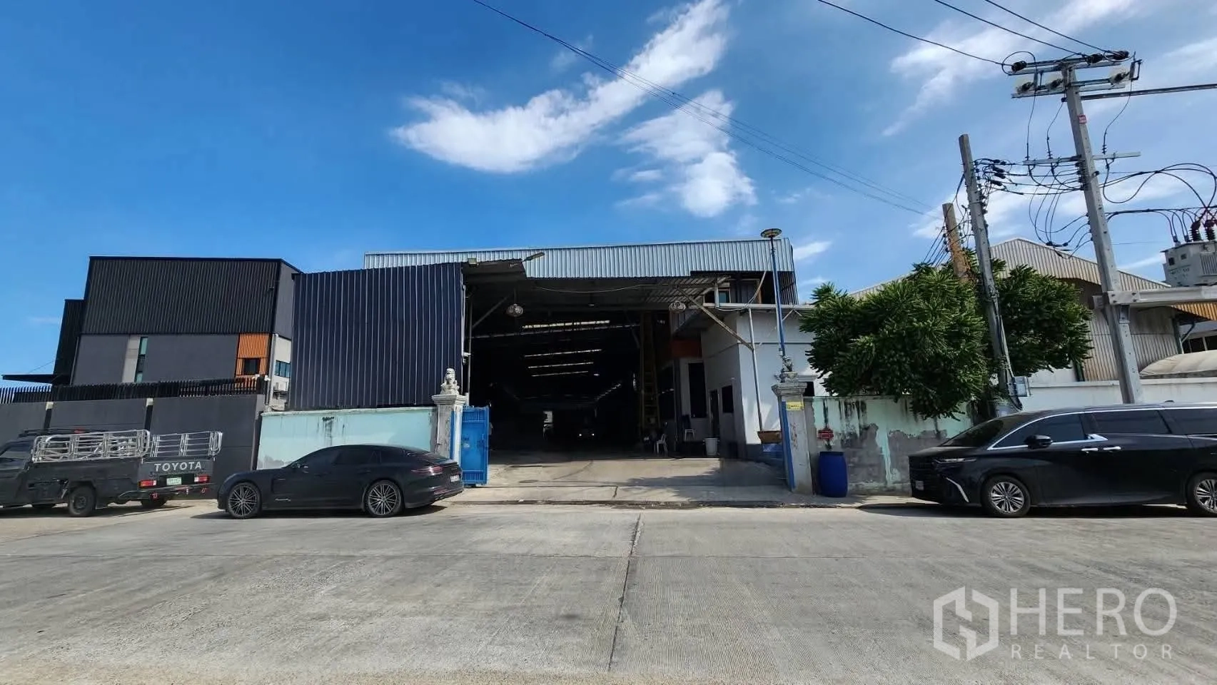 仓库 for rent in Bang Phli, Samut Prakan - 面向街道的仓库外观，宽大的大门与车道便于卡车进出。