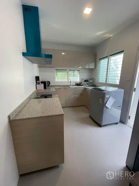 บ้าน ให้เช่าในPrawet, Bangkok - ครัวไทยแยกส่วน เคาน์เตอร์รูปตัวแอล เครื่องดูดควัน หน้าต่าง และเครื่องใช้ไฟฟ้า