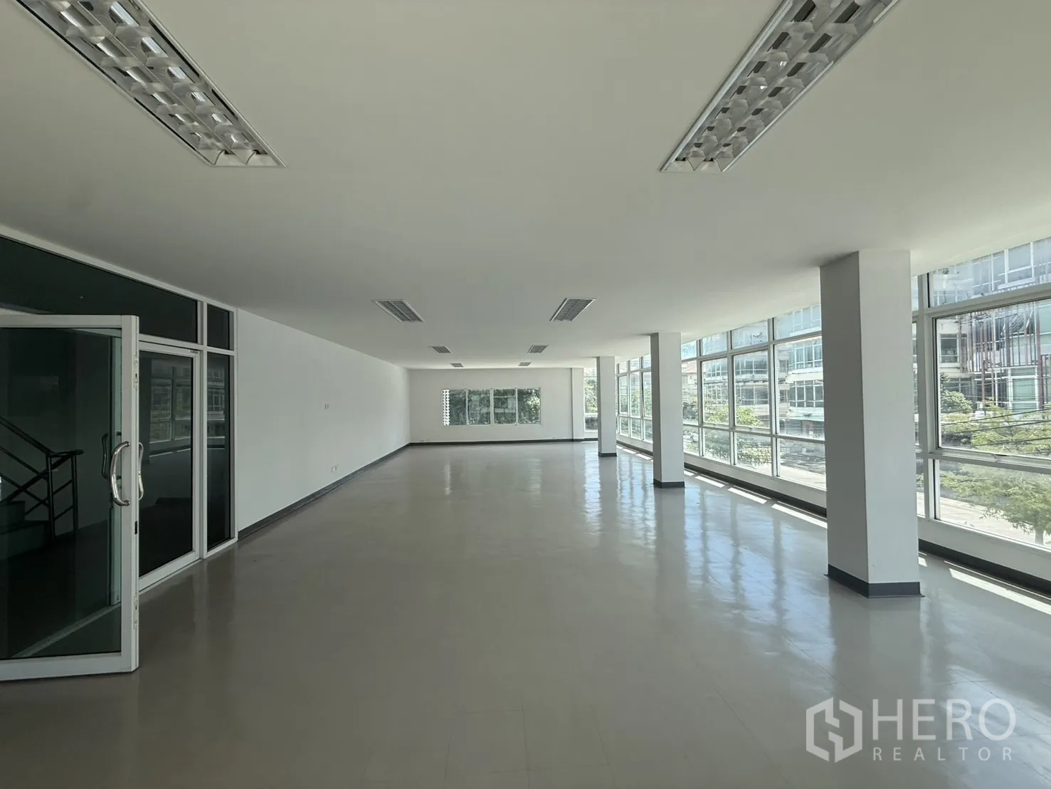 สำนักงาน ให้เช่าในBueng Kum, Bangkok - ชั้นสำนักงานโอเพ่นแพลน กระจกเต็มผนัง มองเห็นวิวถนน