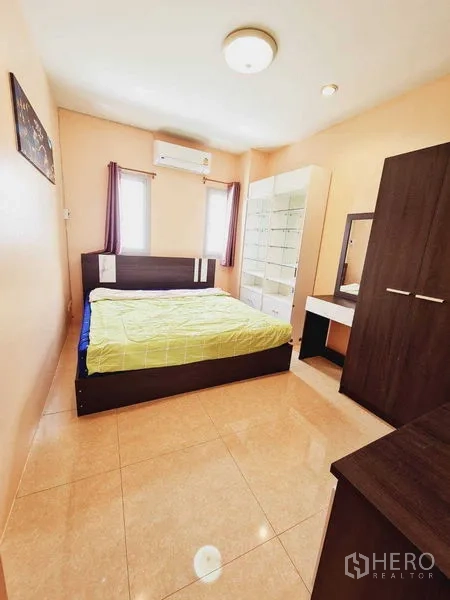 Shophouse for sale in Lam Luk Ka, Pathum Thani - Master bedroom featuring air conditioning, wardrobe and dressing table.