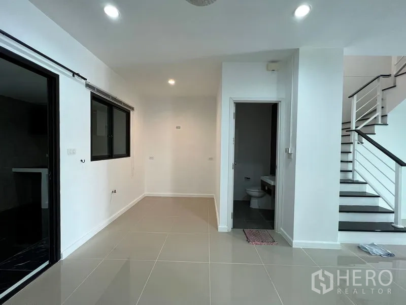 ทาวน์เฮาส์ ขายในBang Kapi, Bangkok - มุมรับประทานอาหารติดห้องน้ำรับแขกและบันได โทนขาวสว่าง