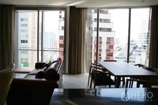 公寓 出租在Bang Rak, Bangkok - 客餐厅一体，落地窗与阳台，城市天际线景观。