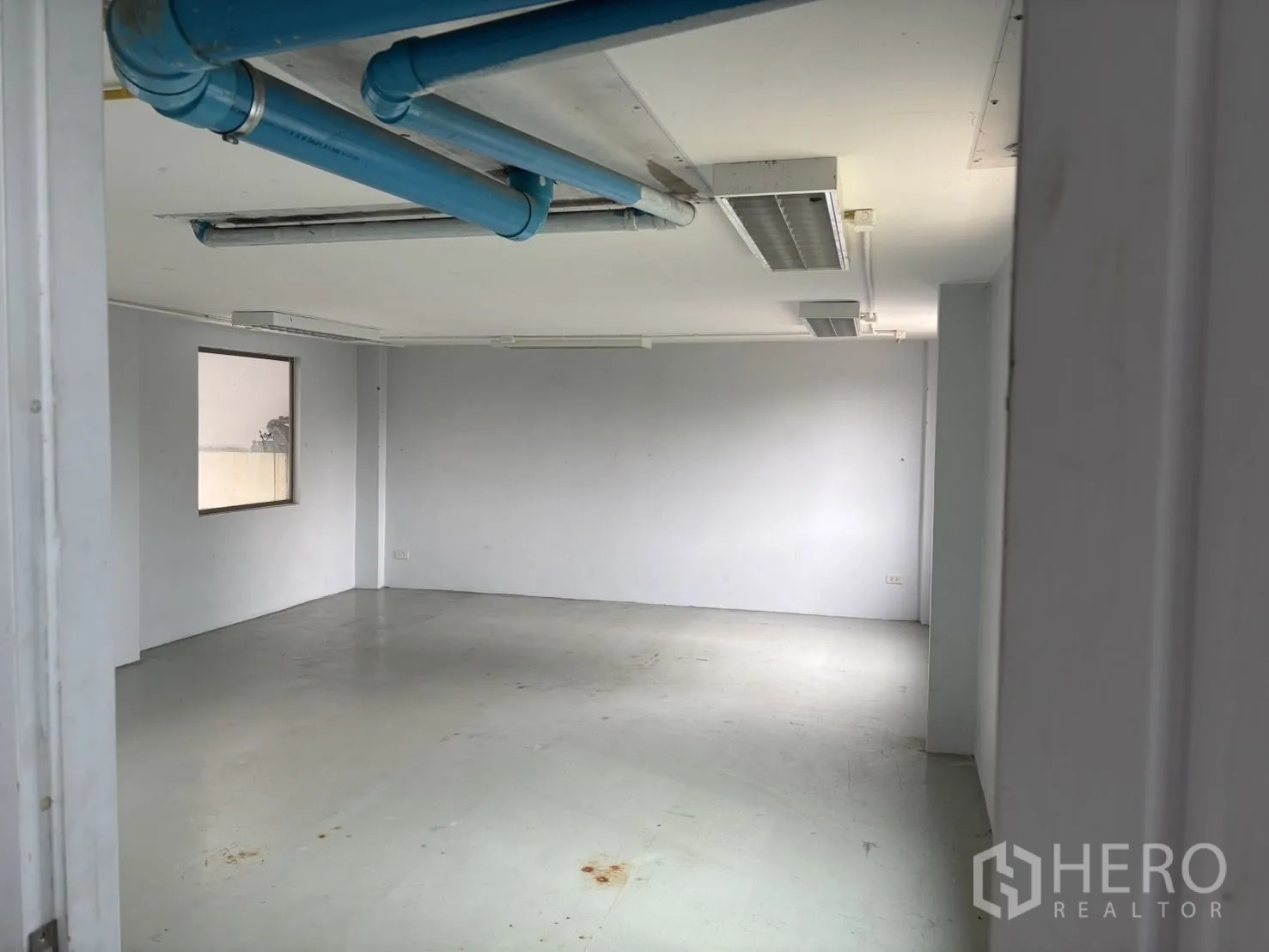 คลังสินค้า ให้เช่าหรือขายในWang Thonglang, Bangkok - ห้องออฟฟิศโล่ง เพดานเดินท่อสีน้ำเงินและโคมไฟฟลูออเรสเซนต์