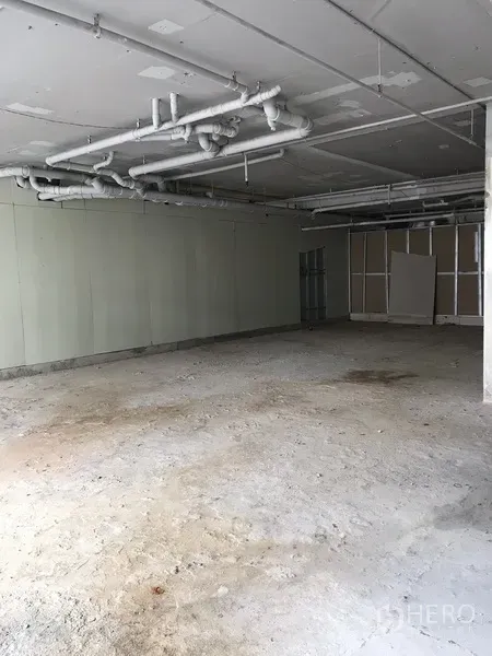 พื้นที่ขายปลีก ให้เช่าในKhlong Toei, Bangkok - ภายในร้านแบบเปิดโล่ง เพดานโชว์งานท่อ พร้อมพื้นที่ด้านหลังแบ่งกั้นบางส่วน