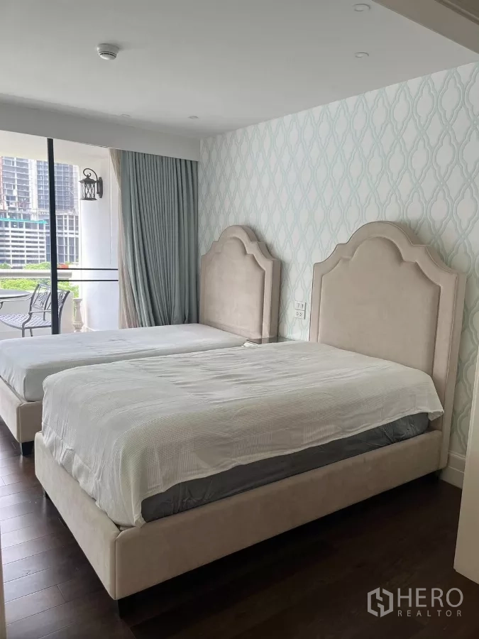 公寓 出租在Pathum Wan, Bangkok - 次卧两张单人床，并可通往阳台。