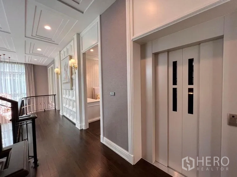 บ้าน ขายในYan Nawa, Bangkok - โถงชั้นบนพร้อมลิฟต์ส่วนตัว ผนังตกแต่ง และพื้นไม้