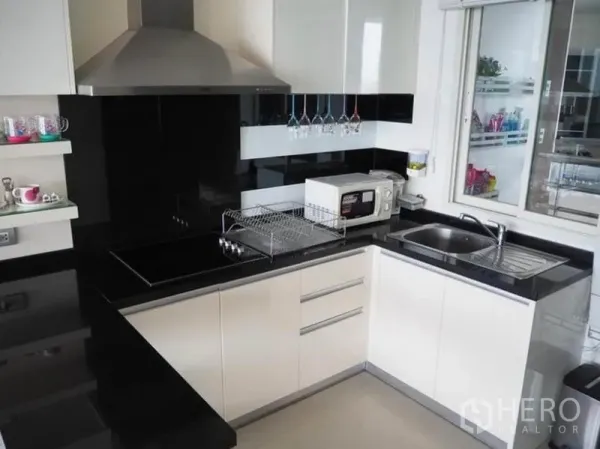 คอนโด ให้เช่าในKhlong San, Bangkok - ครัวรูปตัว U ท็อปหินสีดำ เตาไฟฟ้า ฮูดดูดควัน และอ่างล้างจานสแตนเลส