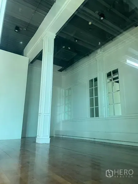 零售空间 出租在Khlong Toei, Bangkok - 室内高挑空间，白色古典立柱，大窗与抛光木地板
