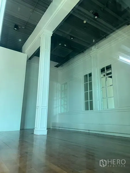 零售空间 出租在Khlong Toei, Bangkok - 室内高挑空间，白色古典立柱，大窗与抛光木地板