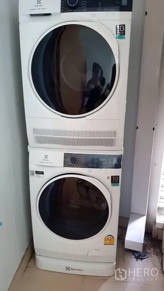 คอนโด ให้เช่าในKhlong Toei, Bangkok - เครื่องซักและอบผ้าแบบวางซ้อนในพื้นที่ซักล้างของคอนโด