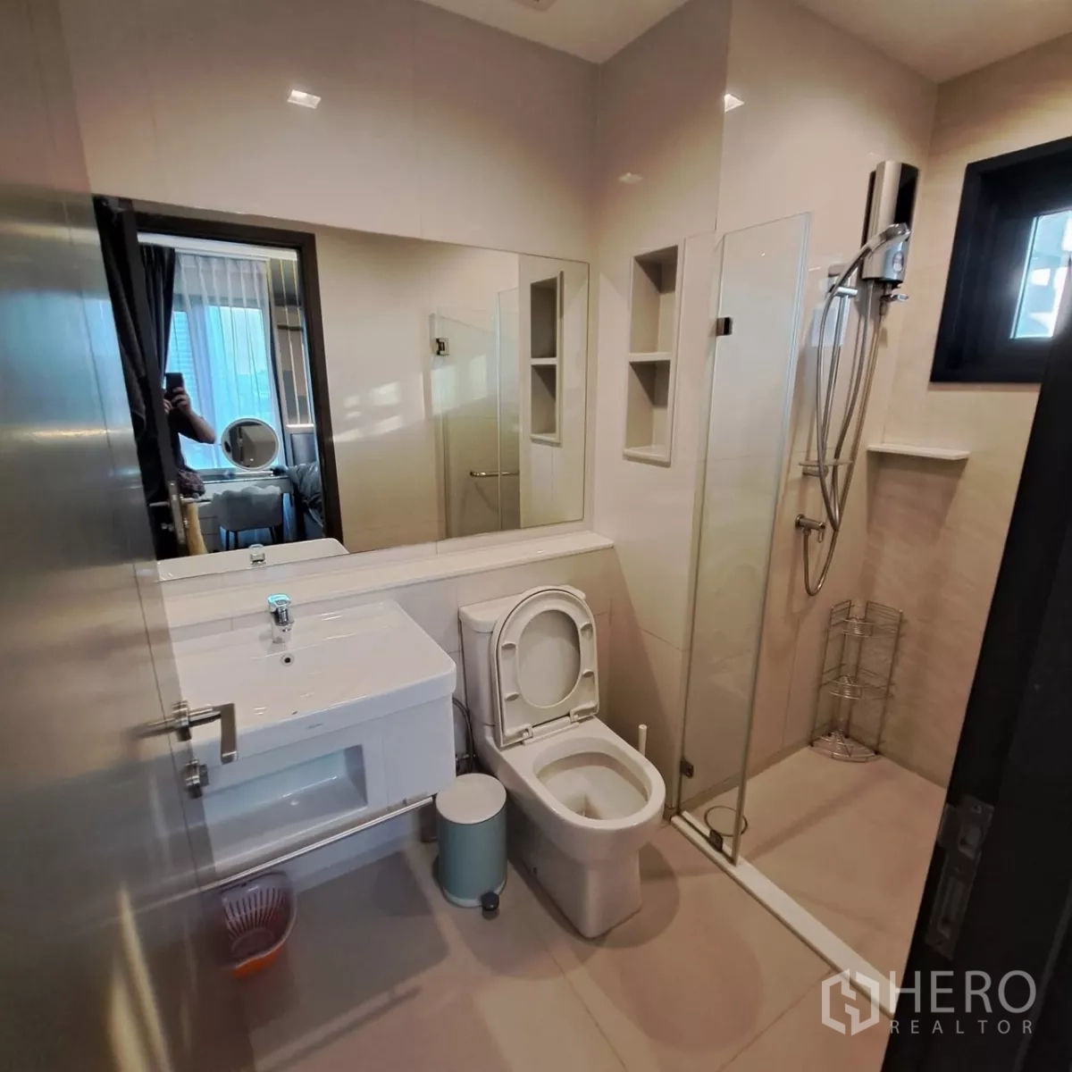 คอนโด ให้เช่าในChatuchak, Bangkok - ห้องน้ำโมเดิร์นพร้อมตู้กระจกอาบน้ำ กระจกบานใหญ่ และอ่างล้างหน้า