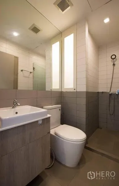 คอนโด ให้เช่าในPhra Khanong, Bangkok - ห้องน้ำโมเดิร์นพร้อมฝักบัวแบบวอล์กอิน กระจกบานใหญ่ และอ่างล้างหน้า