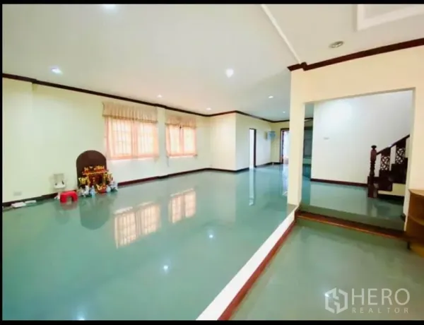 工厂 出租在Sam Phran, Nakhon Pathom - 开放式室内空间，亮面地砖、筒灯与木楼梯。