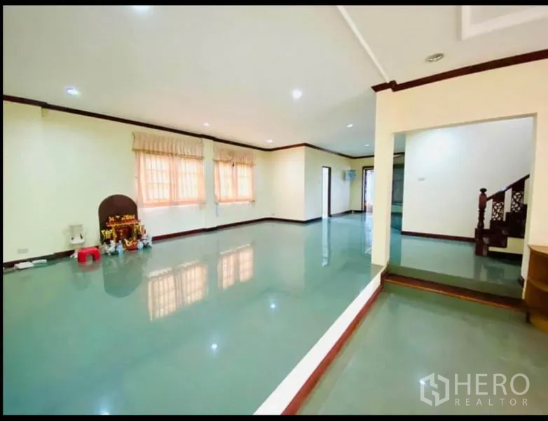 工厂 出租在Sam Phran, Nakhon Pathom - 开放式室内空间，亮面地砖、筒灯与木楼梯。