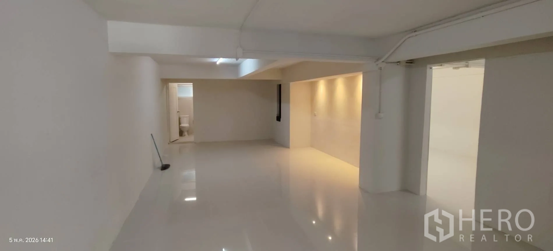 ตึกแถว for rent in Watthana, Bangkok - พื้นที่เปิดโล่งพื้นเงาพร้อมห้องน้ำด้านหลัง