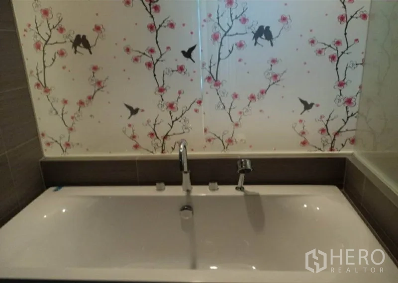 คอนโด ให้เช่าในKhlong Toei, Bangkok - ห้องน้ำสมัยใหม่พร้อมอ่างอาบน้ำลึกและฉากกระจกลายดอกไม้กับนก