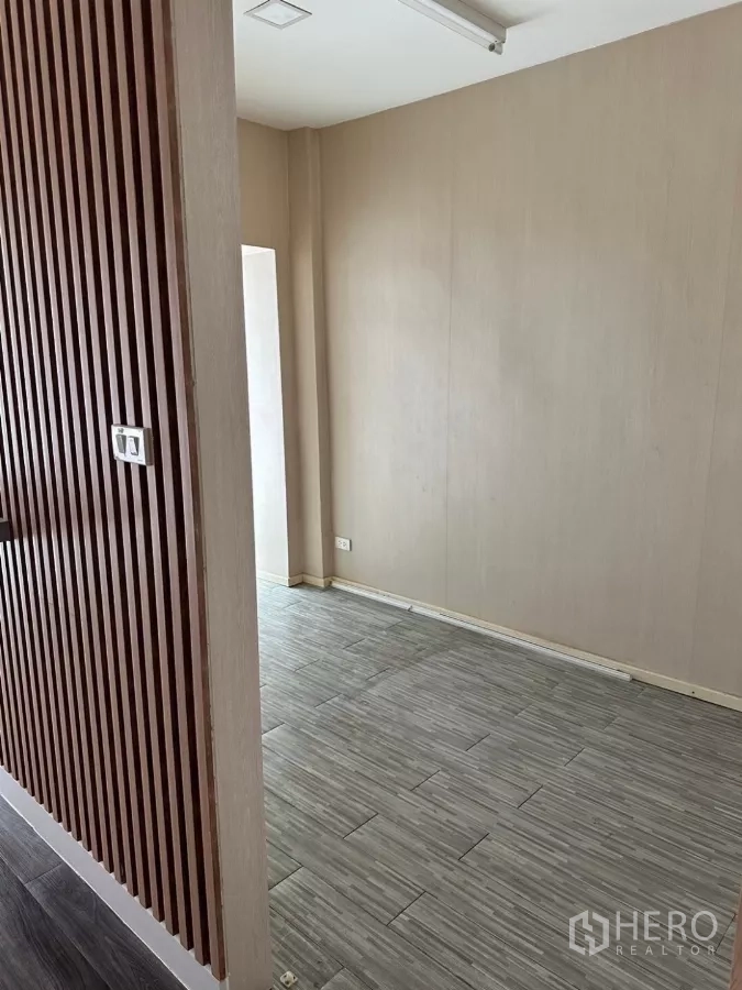 อาคารพาณิชย์ ขายในWatthana, Bangkok - ห้องมีผนังไม้ระแนงแนวตั้งและพื้นกระเบื้อง.