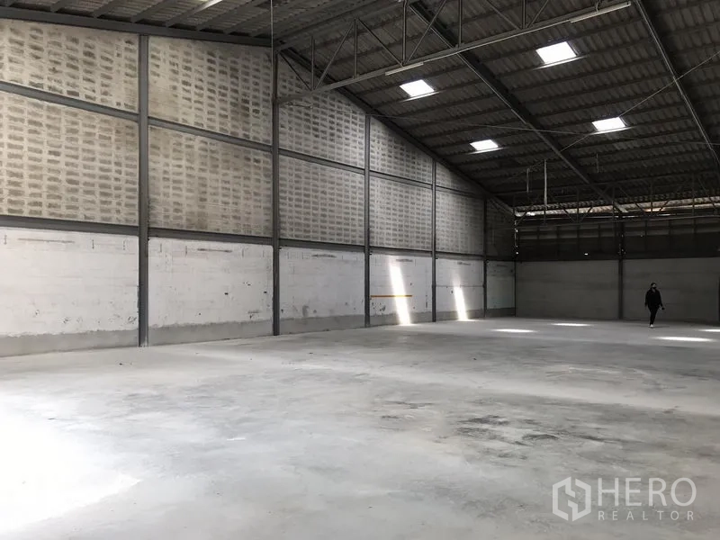 Warehouse for rent in Bang Phli, Samut Prakan - Open, column-free warehouse space with ventilated block walls and natural light panels.