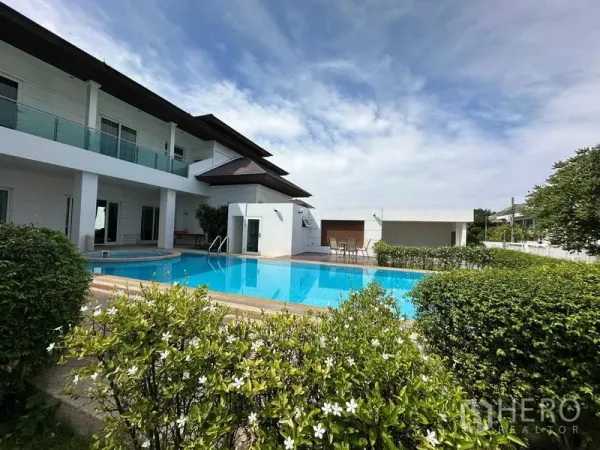 Detached House for rent or sale in Bang Phli, Samut Prakan - Poolside view with hedges, sun terrace and guest pavilion