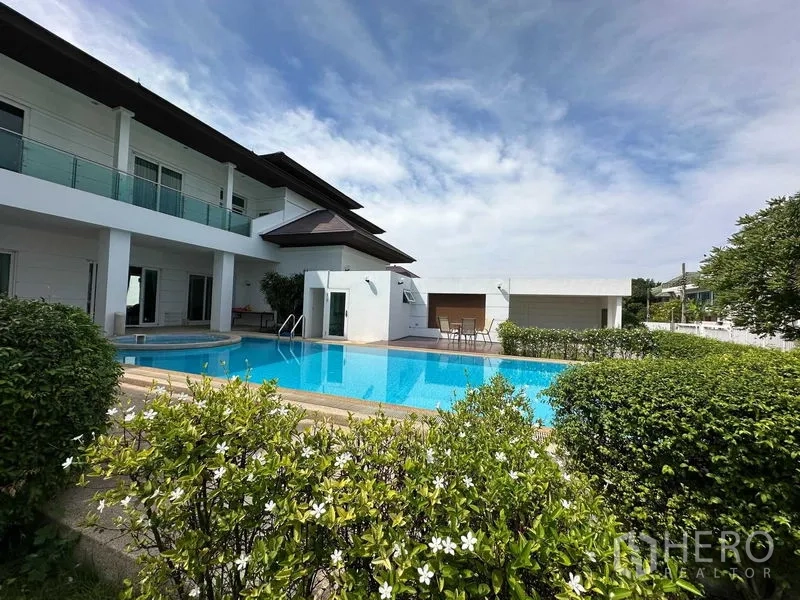 Detached House for rent or sale in Bang Phli, Samut Prakan - Poolside view with hedges, sun terrace and guest pavilion