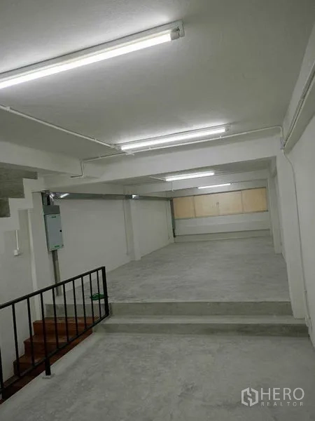 อาคารพาณิชย์ ให้เช่าในWatthana, Bangkok - มุมมองลึกของพื้นที่ภายในเปิดโล่งมีชานยกระดับและไฟเพดานหลอดยาว