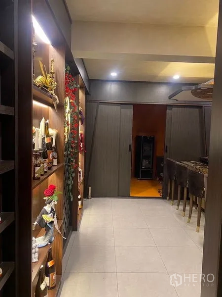 อาคารพาณิชย์ ให้เช่า - โถงทางเดินประตูบานเลื่อนเชื่อมสู่บาร์และชั้นโชว์