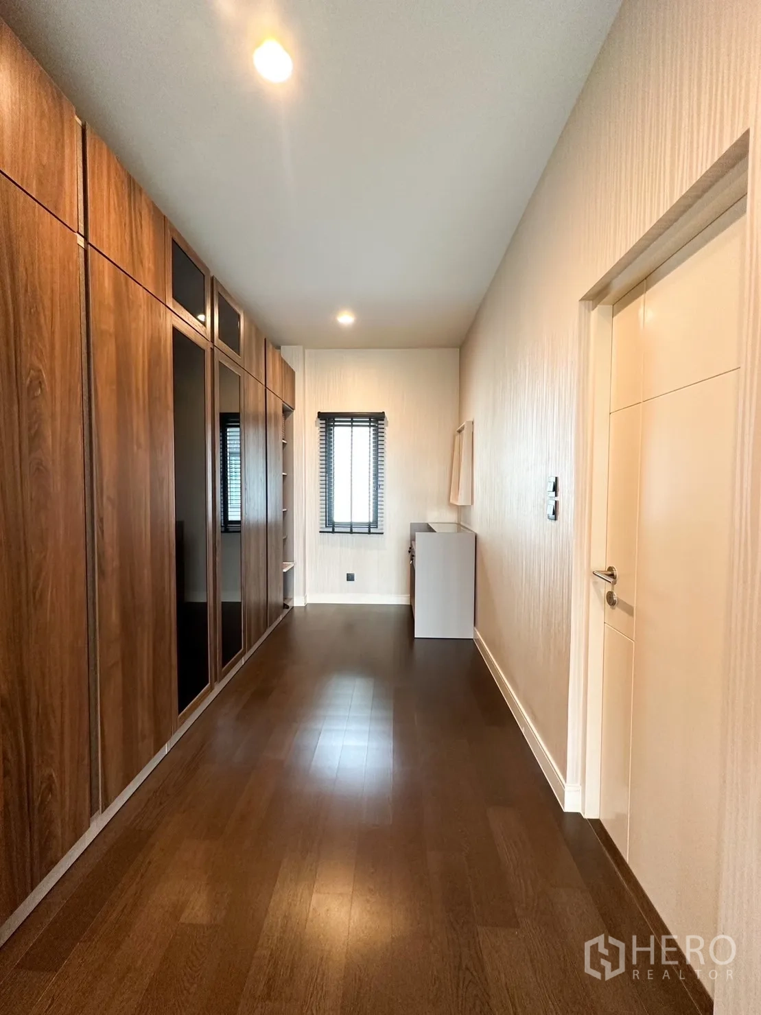 Detached House for rent or sale in Bang Kapi, Bangkok - Closet corridor with window and extensive storage cabinetry.
