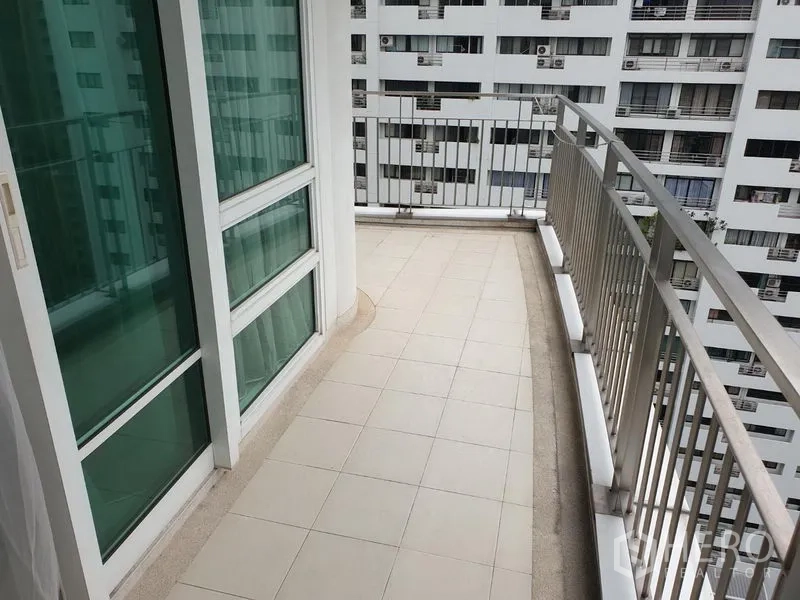 คอนโด ให้เช่าหรือขายในPathum Wan, Bangkok - ระเบียงส่วนตัวพื้นกระเบื้อง ราวกันตกโลหะ มองเห็นตึกสูงข้างเคียง